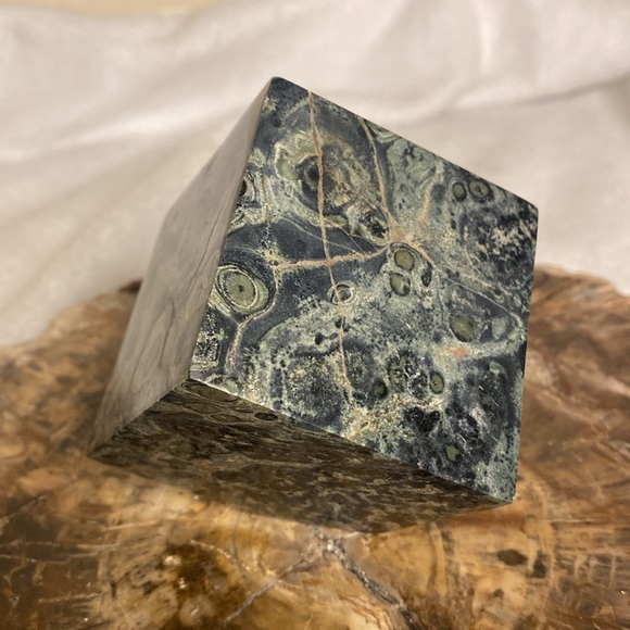 ✨🐊 Unique Kambaba (Crocodile) Jasper Cube – Stands on One Corner! 🐊✨ - Picture 7 of 9